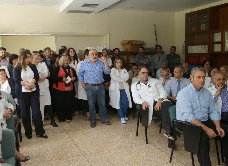 Συνεχίζουν την επίσχεση εργασίας οι γιατροί του Βενιζελείου - Συνάντηση με το νέο ΔΥΠΕάρχη (pics)