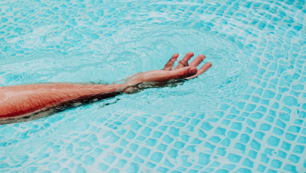 Ανασύρθηκε χωρίς αισθήσεις από την πισίνα - Δεύτερος πνιγμός μέσα σε λίγες ώρες