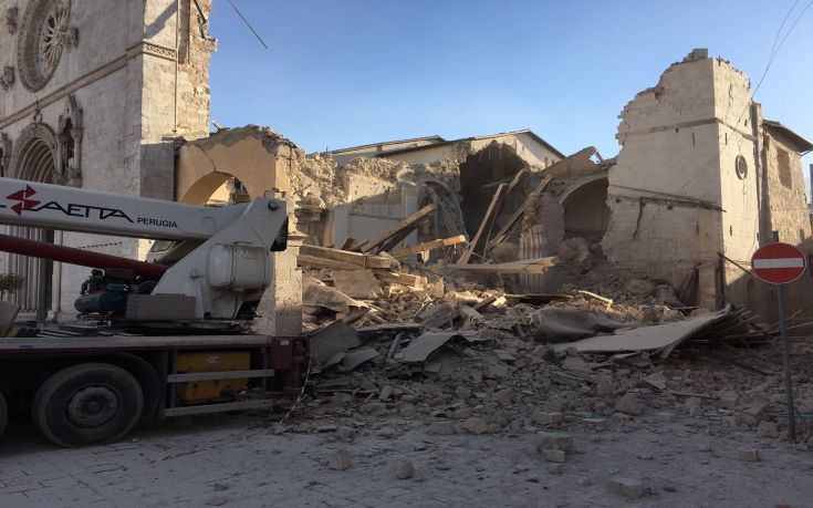 Φωτογραφίες και βίντεο από τον σεισμό στην Ιταλία (pics+vid)