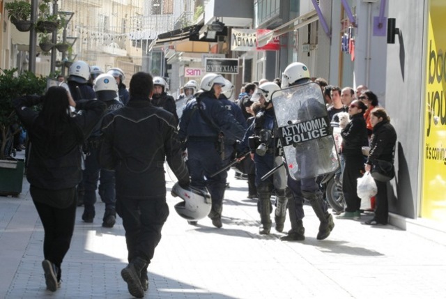 Μάχη αντιεξουσιαστών με αστυνομικούς στο κέντρο του Ηρακλείου (pics)