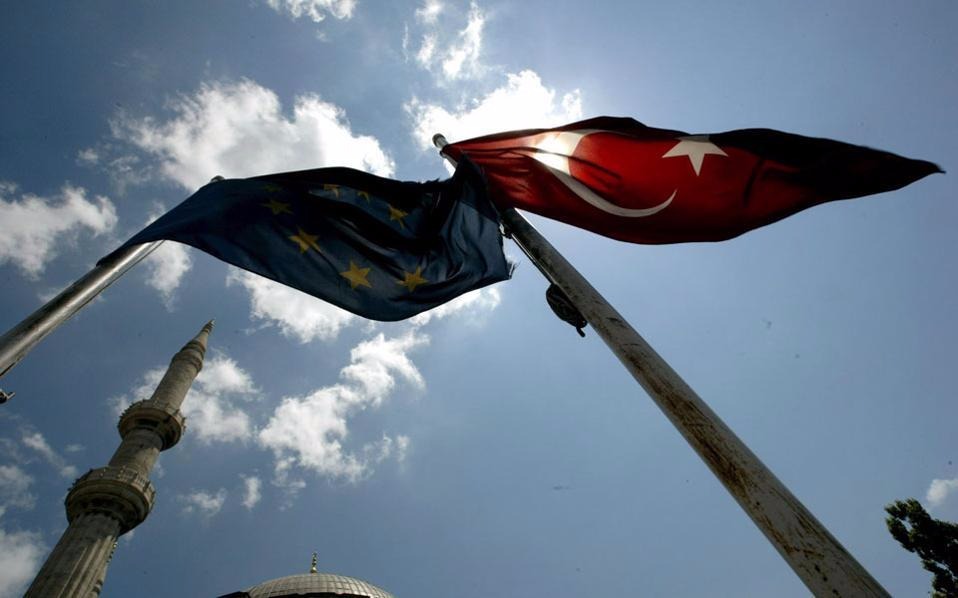Κομισιόν - Τουρκία: Η καθυστέρηση στις μεταρρυθμίσεις, εμπόδιο στην κατάργηση βίζας