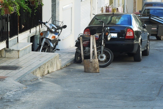 Παρα τις προειδοποιήσεις τα καφάσια και οι καρέκλες παραμένουν στους δρόμους του Ηρακλειου (pics)