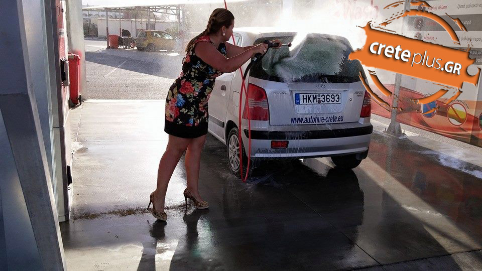 Με τα τακούνια και τα κοστούμια πλένουν τα αυτοκίνητα τους- Ευρεσιτεχνία...επανάσταση στο Ηράκλειο (pics)