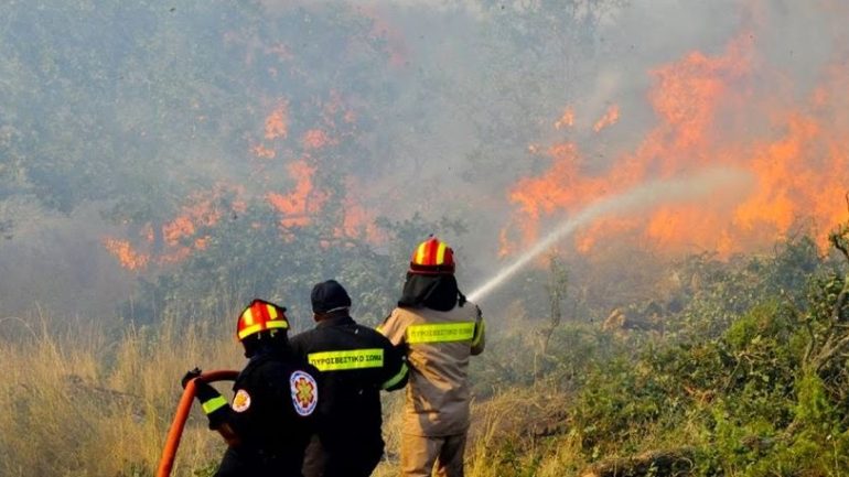 Κινδύνευσαν άνθρωποι όταν σπίτια πήραν φωτιά, πυρκαγιές σε όλη την Κρήτη