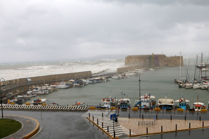 Ισχυρές βροχές και καταιγίδες σήμερα- Ερχεται νέο κύμα κακοκαιρίας και στην Κρήτη- Δεμένα και πλοία 