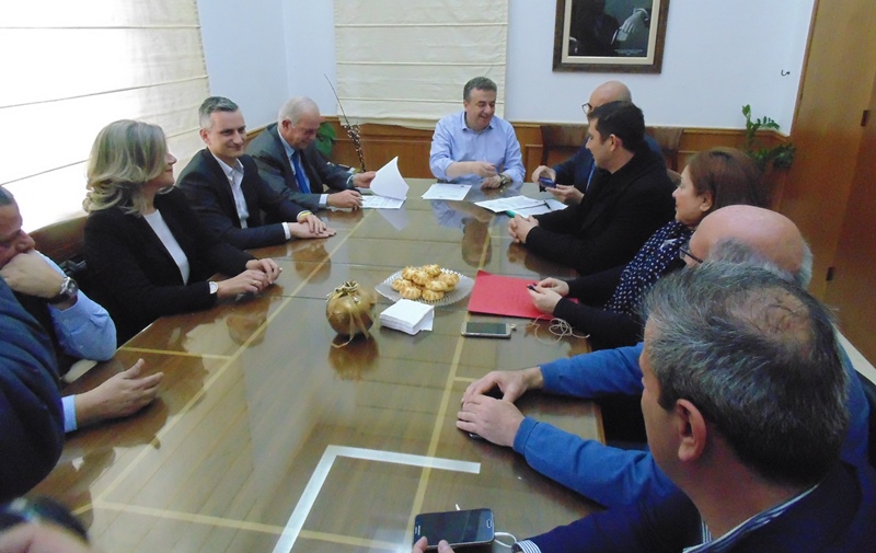 Με υπογραφή Περιφερειάρχη προγράμματα ύψους 25 εκ. ευρώ στους δήμους Ηρακλείου και Χανίων   