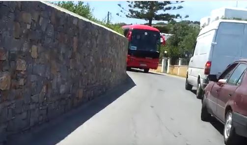 «Φράκαρε» το λεωφορείο στο πλέον τουριστικό σημείο- Τουρίστες περνουσαν ξυστά με τα... μωρά μας (vid) 