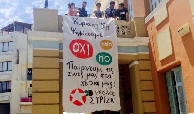 Η Νεολαία ΣΥΡΙΖΑ κρέμασε πανό στην Περιφέρεια Κρήτης υπέρ του " Όχι" (pic)