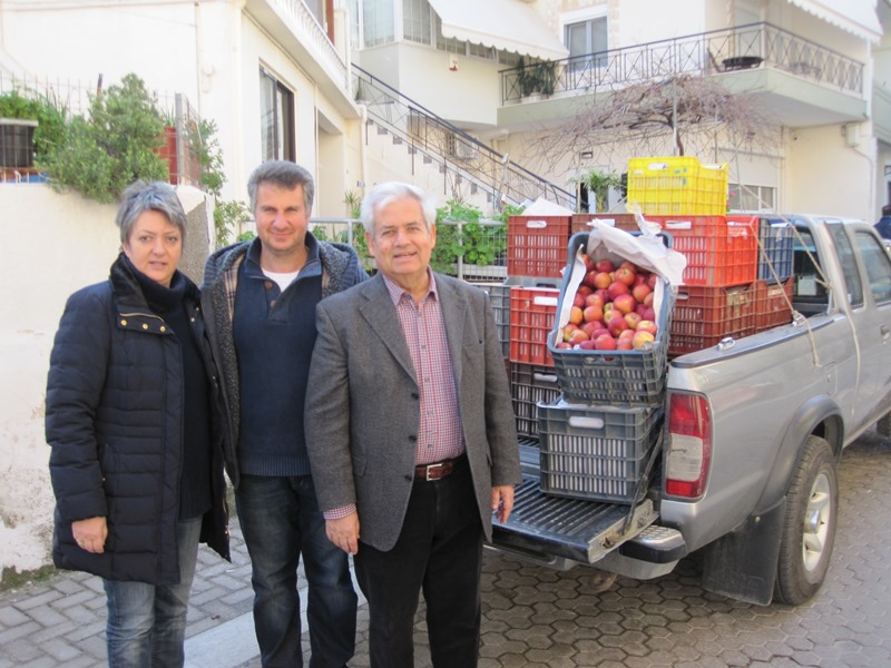 Δώρισε μήλα στο Κοινωνικό Παντοπωλείο Μαλεβιζίου 