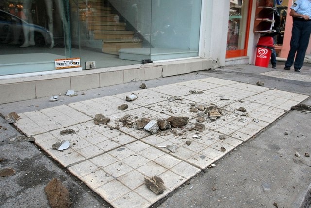 Έπεσαν οι σοβάδες από μπαλκόνι στην Καλοκαιρινού- Τραυματίστηκε ελαφριά μια κοπέλα! (pics)