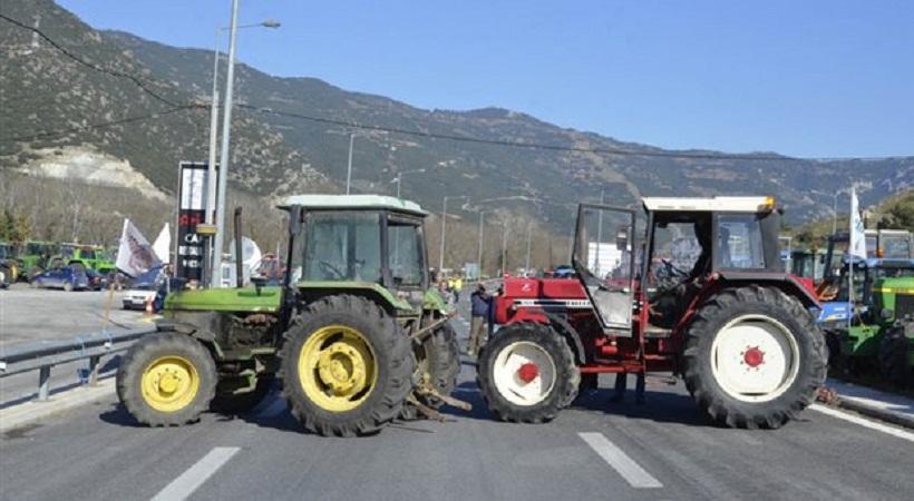 Ζεσταίνουν τις μηχανές των τρακτέρ οι αγρότες στα Φάρσαλα