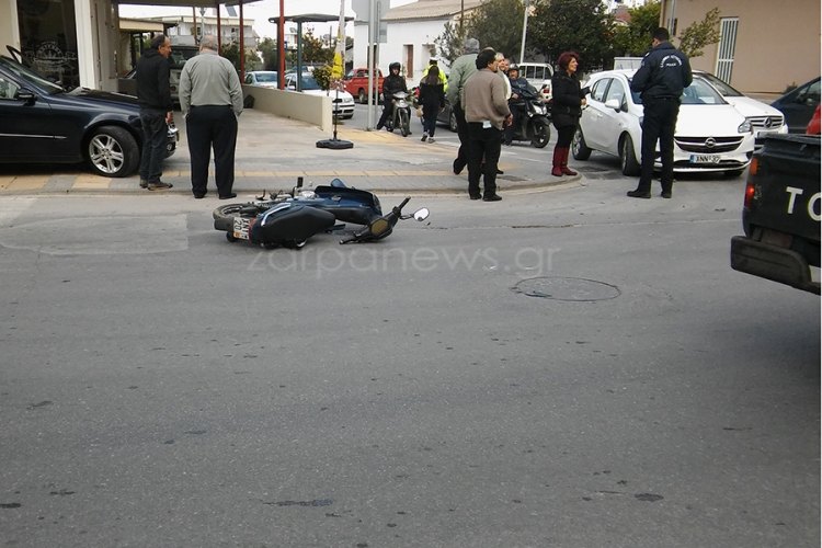 Στο Νοσοκομείο οδηγός μετά από σύγκρουση δικύκλου με αυτοκίνητο (pics)