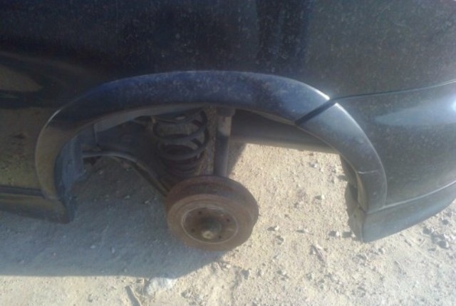Κλέφτες ζαντών «χτυπούν» ξανά στο Νομό Ηρακλείου- Έκλεψαν ξανά τις ρόδες από αυτοκίνητο