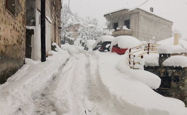 Μετρούν τις πληγές από τον χιονιά στη Στερεά Ελλάδα