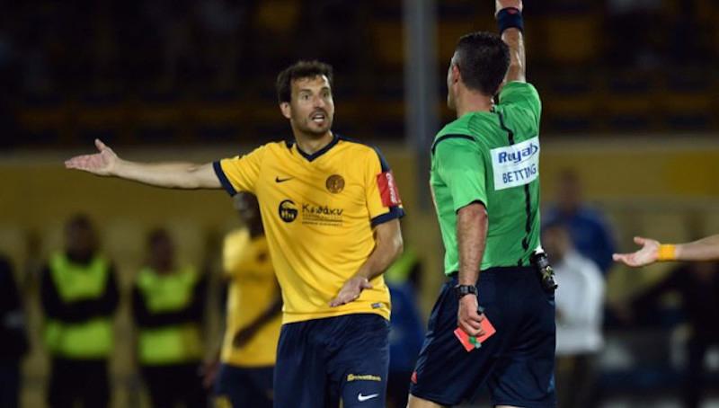 Παίκτης έπεσε κατά λάθος πάνω στον διαιτητή στην Κύπρο και αποβλήθηκε (video)