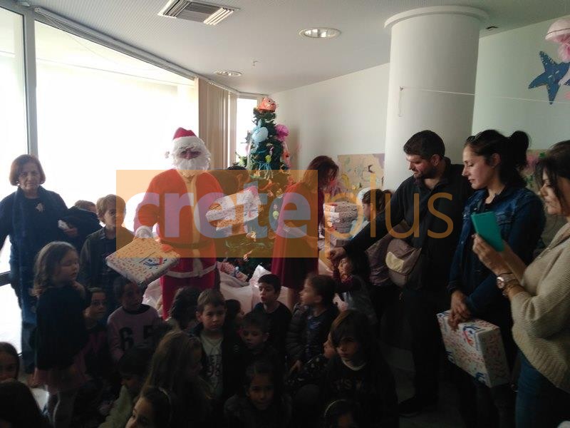 Ξεχωριστές στιγμές και... δώρα μοίρασε ο Άγιος Βασίλης στα παιδιά των δημοσιογράφων! (pics+vid)