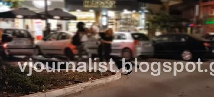  Μπουνιές και κλωτσιές αντάλλαξαν δύο γυναίκες στη μέση του δρόμου στη Θεσσαλονίκη (vid)