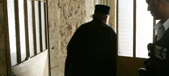 Κύπρος: Ροζ σκάνδαλο με άτακτο ιερέα που τον «τσάκωσε» ο Μητροπολίτης σε γκαρσονιέρα
