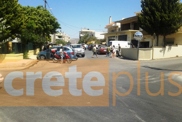 Σοβαρό τροχαίο στην οδό Ανθέων - Αυτοκίνητο προσέκρουσε στο τσιμέντο! (pics)