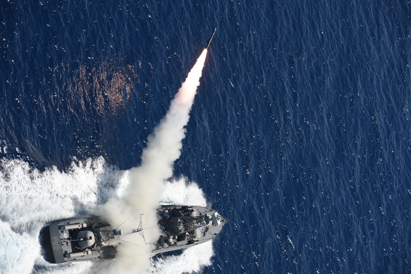 Εντυπωσιακο βίντεο από τη βύθιση πλοίου με πυραύλους από το Πολεμικό Ναυτικό στην Κρήτη (vid)