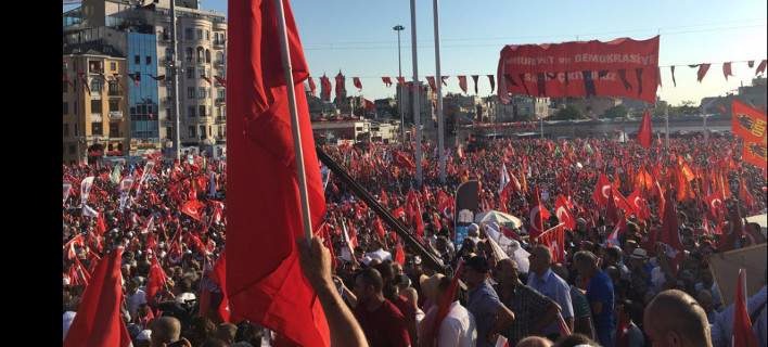 Πάνω από 10.000 διαδήλωσαν στην Ταξίμ υπέρ της Δημοκρατίας -Οπαδοί του Ερντογάν και της αντιπολίτευσης μαζί