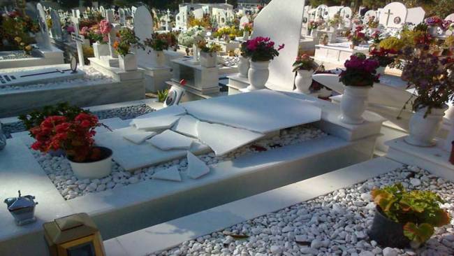 Βεβήλωσαν τάφους σε κοιμητήριο στα Χανιά (vid)