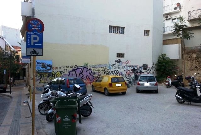 Στην Κρήτη δεν σέβονται τους μοτοσικλετιστές ούτε στα πάρκινγκ! 