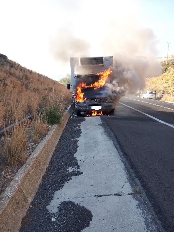 Κρήτη: Πήρε φωτιά ο κινητήρας του φορτηγού εν κινήσει