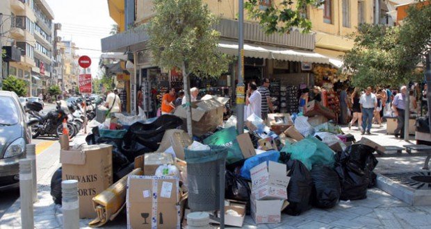 Ασφυκτική η ατμόσφαιρα στο Ηράκλειο, με τα σκουπίδια να κατακλύζουν την πόλη 