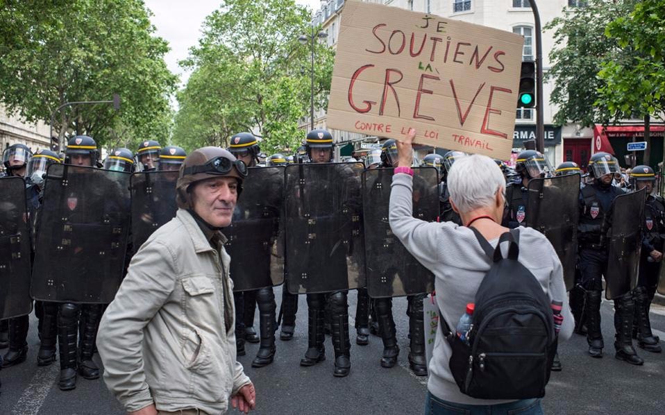 Γαλλία: Απειλή μπλακ άουτ από την απεργία εργαζομένων