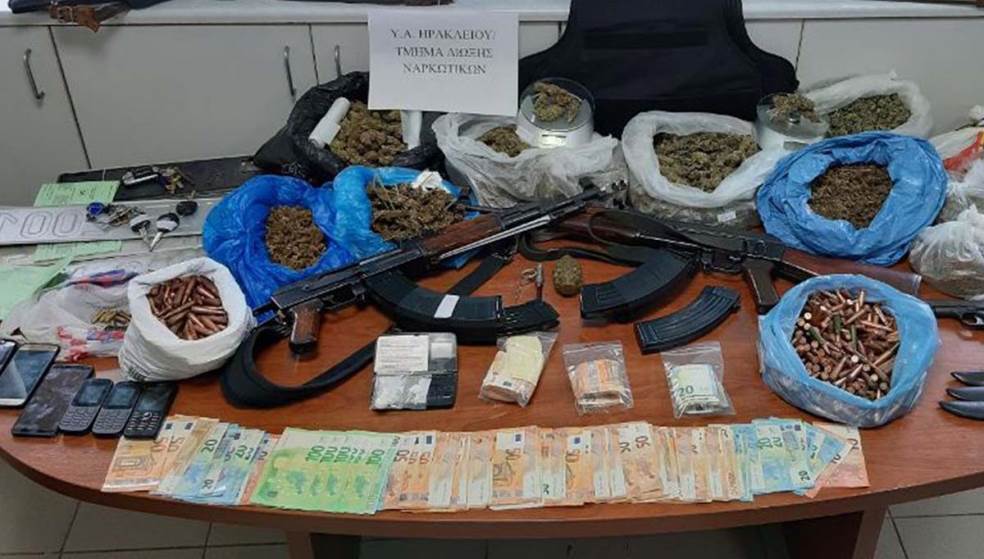 Οπλοστάσιο με καλάσνικοφ, χειροβομβίδα, χιλιάδες ευρώ και κοκαΐνη σε ποιμνιοστάσια 
