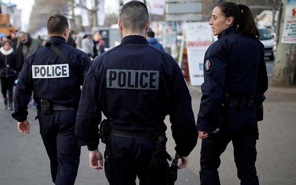 Παρίσι: «Οπλοστάσιο» το όχημα του δράστη που επιτέθηκε σε βαν της αστυνομίας