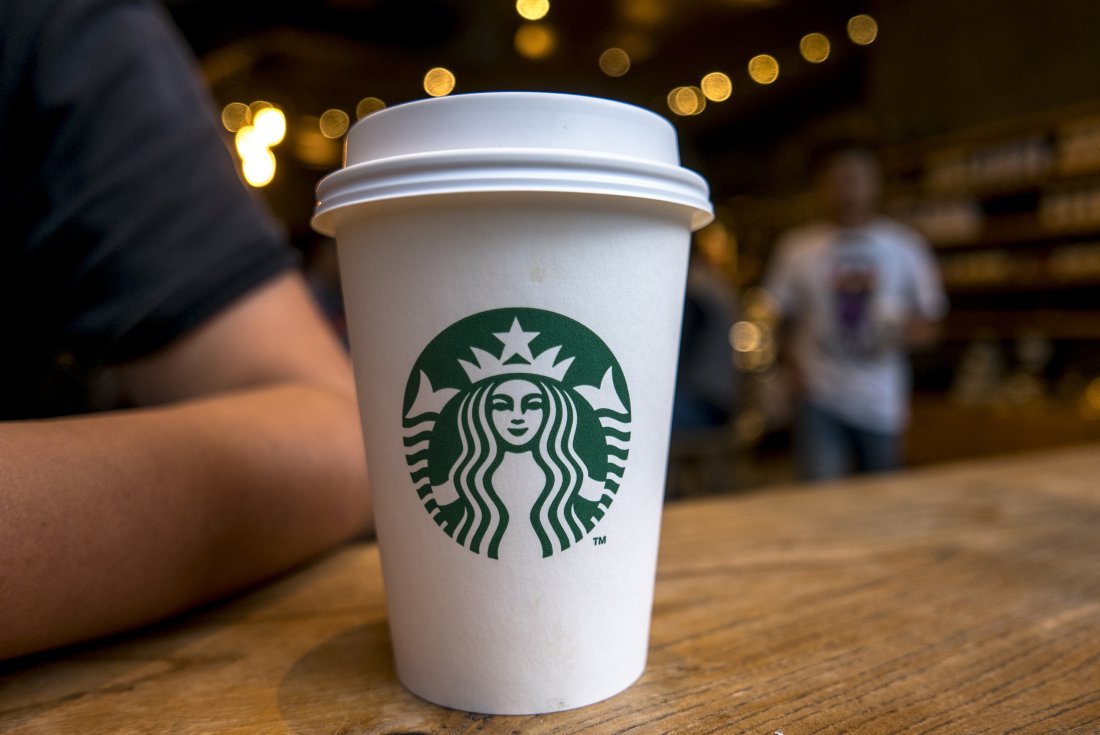 Τα Starbucks αλλάζουν την πολιτική τους μετά τη σύλληψη 2 Αφροαμερικανών