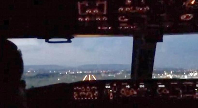 Πώς είναι η προσγείωση ενός αεροσκάφους μέσα από το πιλοτήριο