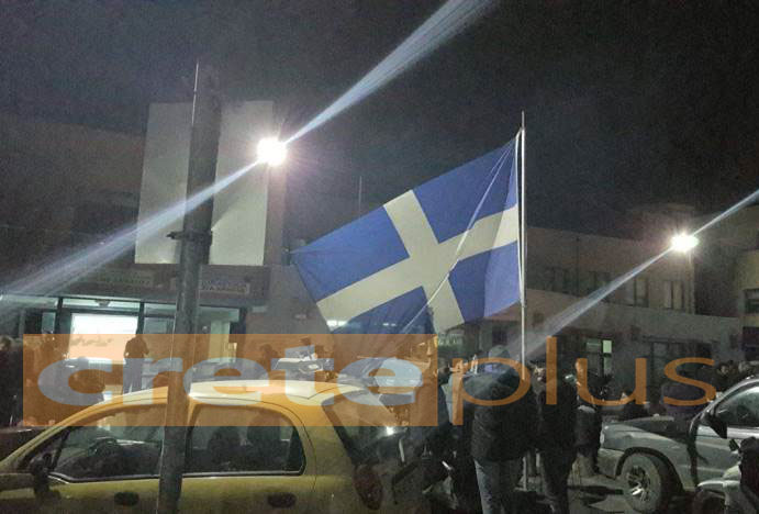 Με την επιβλητική ελληνική σημαία στην κατάληψη, οι αγρότες παραμένουν στην Εφορία! (pics) 
