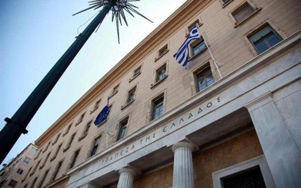 Μειώθηκαν οι καταθέσεις στις ελληνικές τράπεζες