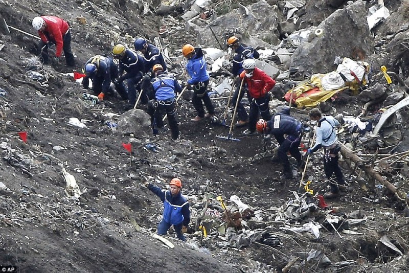 Ανατριχίλα προκαλεί η περισυλλογή των νεκρών του Airbus (pics)  