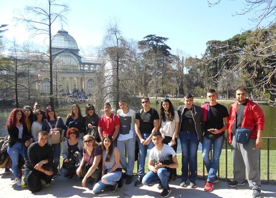 Στην Μαδρίτη  με φόντο το  γυάλινο παλάτι....μαθητές του Ηρακλείου 