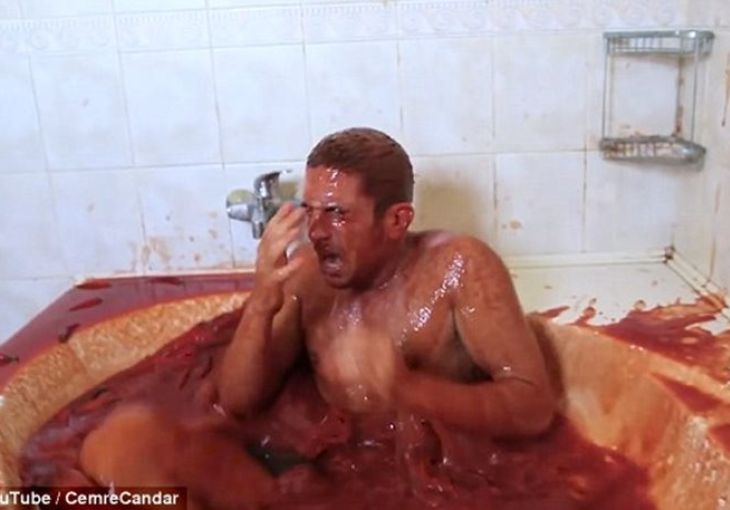 Viral βίντεο: Δείτε τι έπαθε ένας νεαρός όταν βούτηξε σε μια μπανιέρα με καυτερή σάλτσα τσίλι