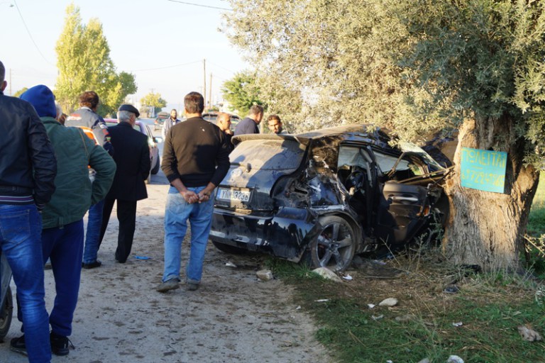 Τροχαίο στη Μεσαρά- Σμπαράλια το αυτοκίνητο που «καρφώθηκε» σε ελιά! (pics)   