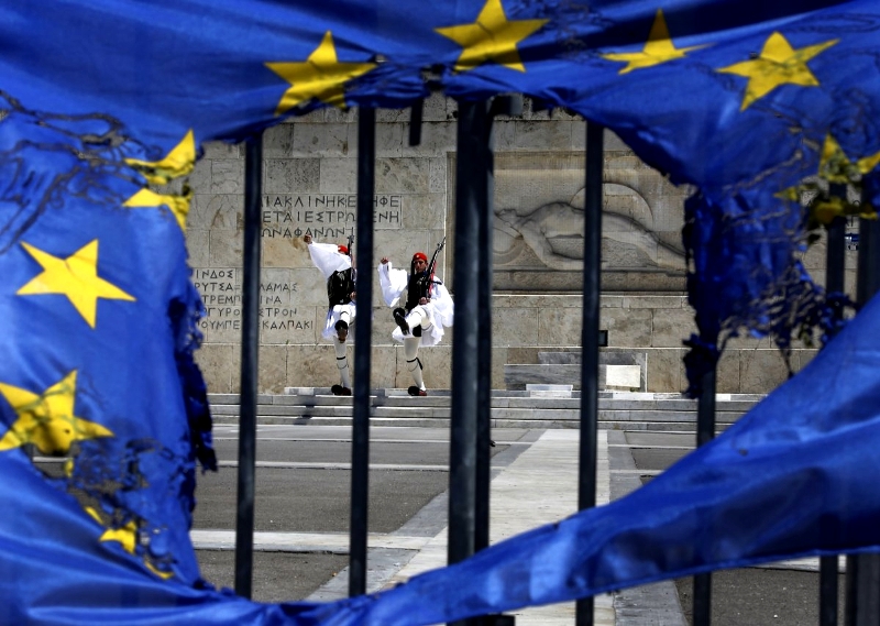 Σπίγκελ (Financial Times): Αναζητούνται τρόποι «νομιμοποίησης» του Grexit 