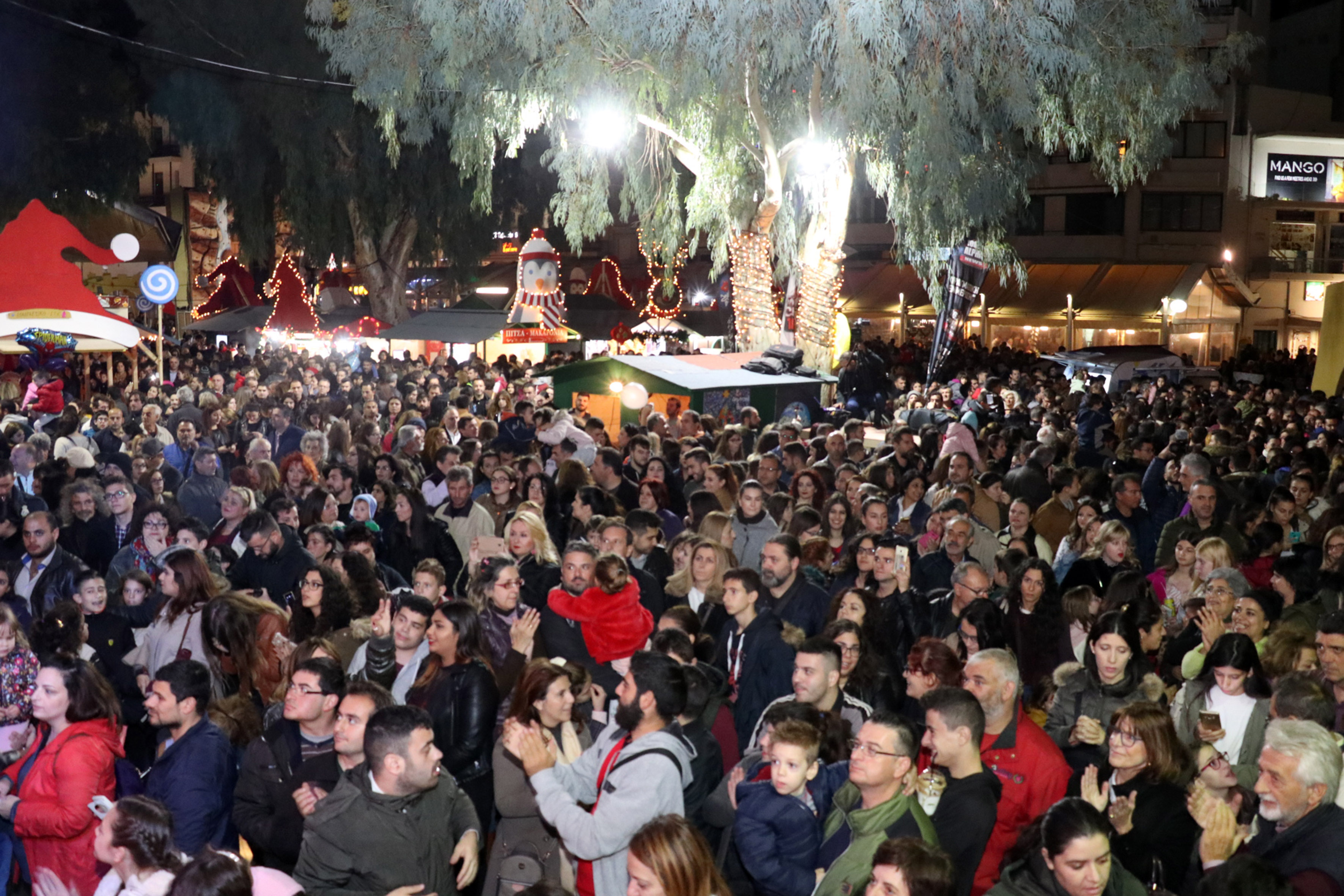 Με φαντασμαγορικό τρόπο ξεκίνησαν οι χριστουγεννιάτικες εκδηλώσεις του Δήμου Ηρακλείου (pics)