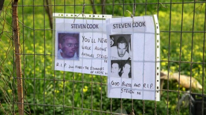 Λουλούδια στον τόπο που βρέθηκαν τα οστά του 20χρονου Βρετανού Στίβεν Κουκ