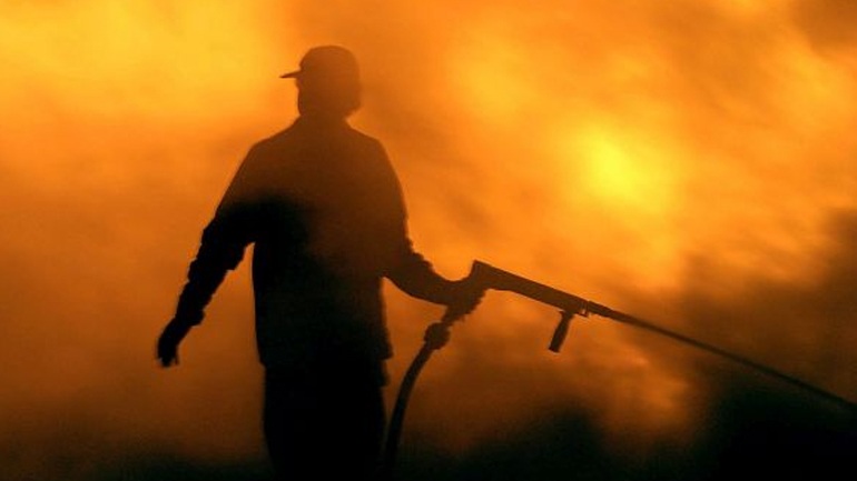 Ακόμη καίει το πύρινο μέτωπο στην Κίσσαμο έχοντας καταστρέψει ελιές και περιουσίες