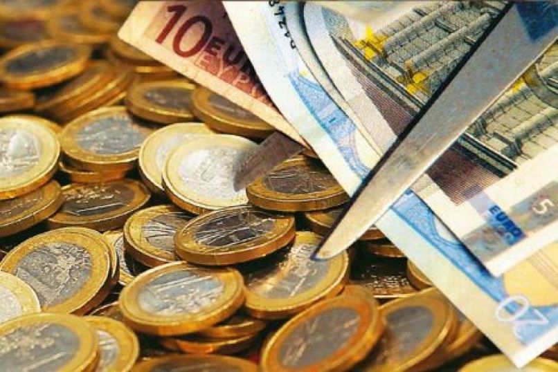 Financial Times: «Κούρεμα» πάνω από 30% στις καταθέσεις άνω των 8.000 ευρώ