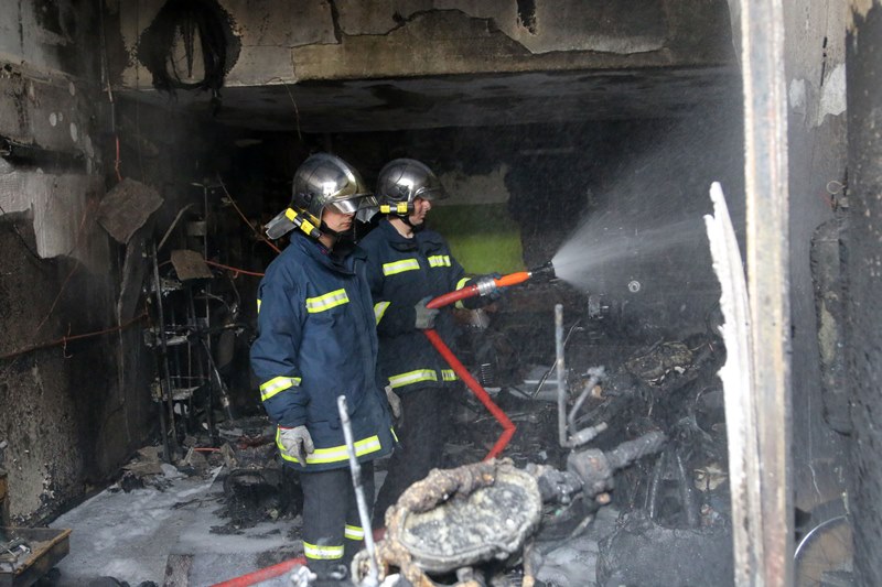 Συναγερμός από φωτιά που ξέσπασε σε επιχείρηση στην λεωφόρο 62 Μαρτύρων στο Ηράκλειο (pics)