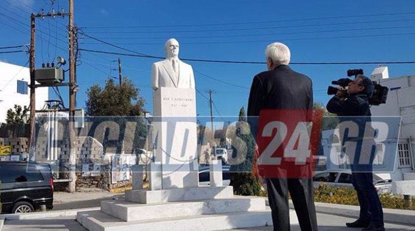 Μύκονος: Ο Παυλόπουλος επισκέφθηκε το μνημείο του Καραμανλή και συγκινήθηκε