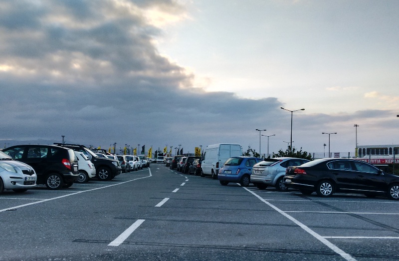   Αεροδρόμιο Ηρακλείου: Δεν παρκάρουμε σωστά ούτε στα πάρκινγκ! (pics)