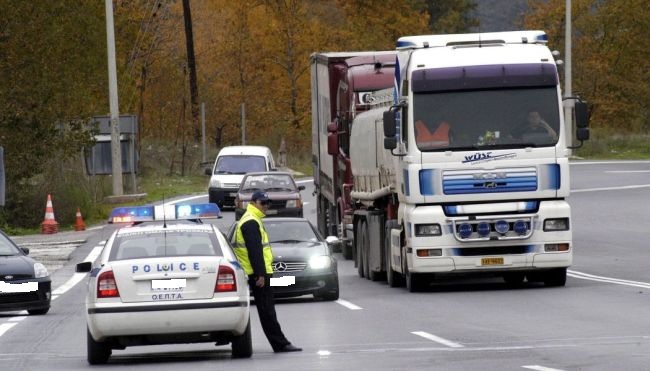 Μπλόκο της τροχαίας στα φορτηγά την Πρωτομαγιά – Αυστηρά τα μέτρα στους δρόμους