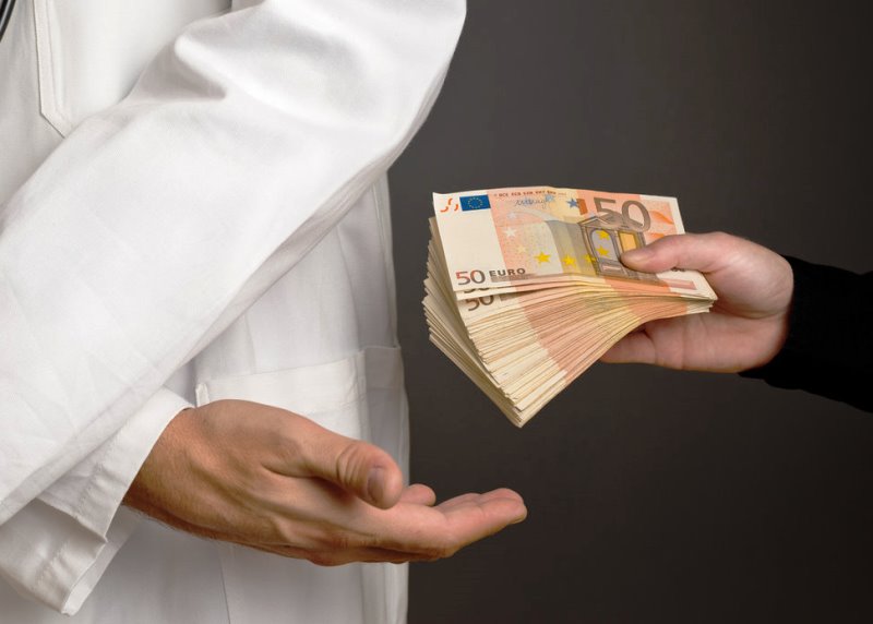 Λίστα με γιατρούς που έχουν πάνω από 100.000 ευρώ στο εξωτερικό εξετάζουν οι Αρχές